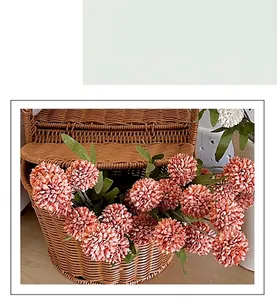 Primer plano de crisantemos pompon artificiales rosa vintage con cesta tejida