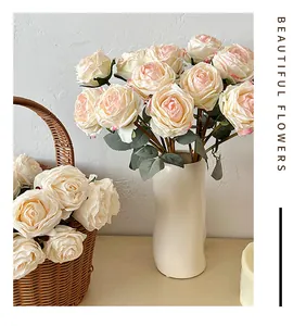 Gros plan de roses artificielles dans un vase blanc pour décoration de maison et mariage