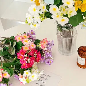 Bouquet di fresie artificiali in vaso di vetro per decorazione della tavola