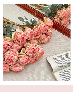Détail de roses en soie vintage rose-orange avec bords brûlés et pétales réalistes