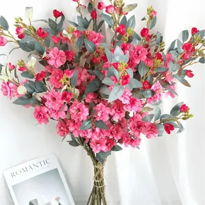 Rosafarbener Kamelien-Kunstblumenstrauß mit grau-grünen Blättern und rustikalem Hanfseil