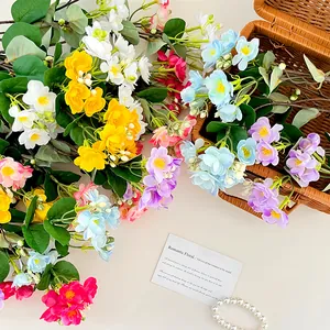 Bouquet di gelsomino artificiale con fiori di seta colorati in un cesto decorativo