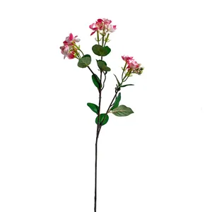 Ramo di gelsomino artificiale con fiori sfumati rosa e bianchi e foglie verdi su bianco