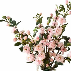 Ramas de camelia rosa artificiales con pétalos en flor y hojas verdes para decorar