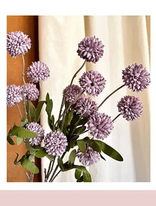 Detalle de flores de crisantemo pompon moradas para decoración interior de casa