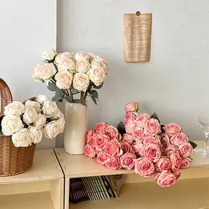 Bouquet de roses artificielles en soie dans des vases pour décoration de mariage