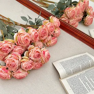 Bouquet de roses artificielles en soie rose pêche avec feuilles vertes et tiges réalistes