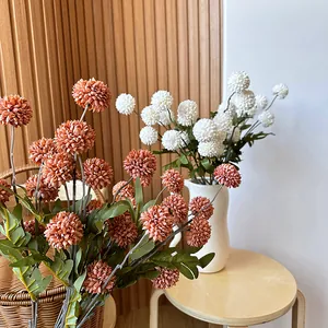Ramo de crisantemos artificiales de cinco cabezas en naranja y blanco para decorar