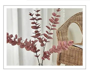 Detailaufnahme von 3D-gedruckten staubrosa Eukalyptusblättern mit realistischer Textur