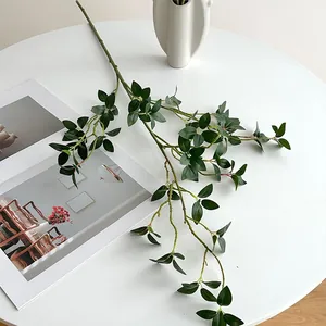 Künstlicher Banyan-Zweig mit dichten grünen Blättern in Vase für die Heimdekoration