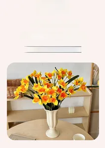 Détails de pétales de narcisse jaune et tige verte pour décoration florale intérieure