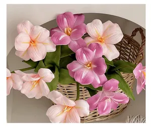 Detalle de tulipanes de PU realistas en cesta tejida para decoración de interiores