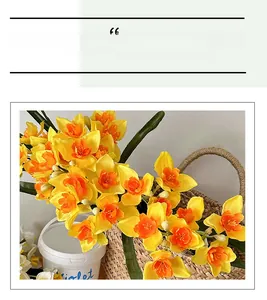 Détail de jonquilles jaunes réalistes avec feuilles vertes dans un panier tressé
