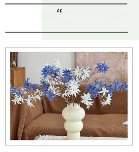 Bouquet di margherite artificiali in un vaso di ceramica bianco per decorazione soggiorno