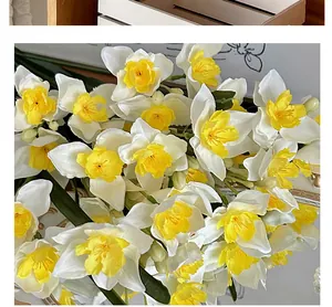 Gros plan détaillé de narcisses artificiels blancs et jaunes réalistes pour la décoration