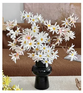Margherite artificiali in vaso di ceramica nera per decorazioni domestiche moderne