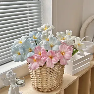 Tulipanes artificiales en tonos pastel en cesta tejida para decoración de mesa hogar