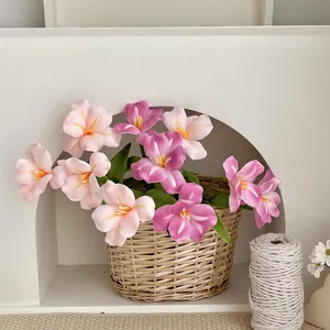 Tulipanes artificiales rosa y púrpura en cesta para decoración y fotos de boda