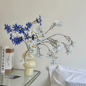 Bouquet di margherite artificiali in vaso di ceramica gialla per arredamento nordico