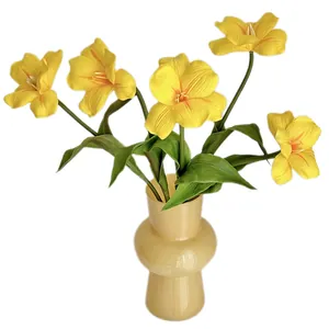 Seis tulipanes amarillos de PU en un jarrón de cristal ámbar para decoración hogar