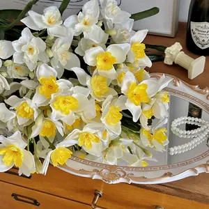 Jonquilles artificielles réalistes blanches et jaunes dans un décor vintage français