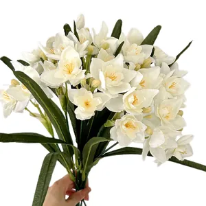 Bouquet de narcisses blancs réalistes avec de longues feuilles vertes pour la décoration