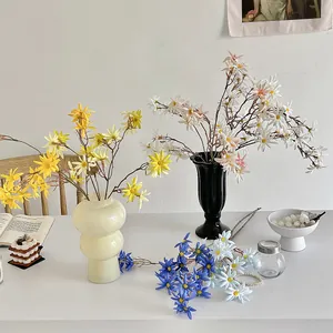 Set di margherite artificiali in vasi di ceramica per decorazioni d'interni estetiche