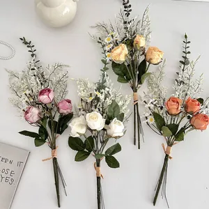 Kunstmatige rozenboeket set in vier kleuren voor elegante tafeldecoratie in huis