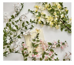 Composición plana de flores de jazmín naranja artificiales en blanco y rosa decorativo