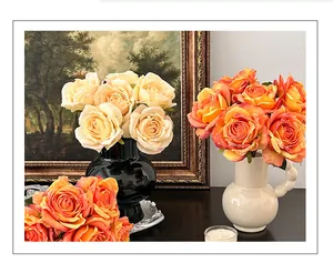 Détail de roses artificielles style peinture à l'huile dans des vases sur fond classique