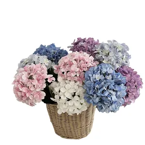 Arreglo de hortensias artificiales en cesta tejida para decoración de hogar y boda