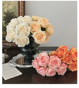 Vue détaillée de roses anciennes en soie dans un vase noir pour décoration d'intérieur