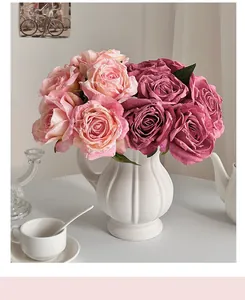 Détail de roses artificielles style peinture à l'huile dans un vase blanc pour décor