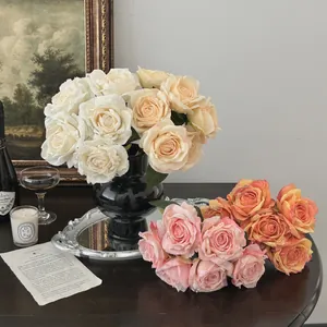 Roses artificielles style peinture à l'huile rétro dans un vase noir pour décoration