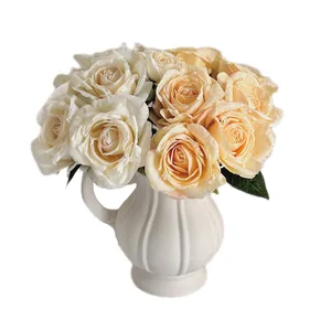 Roses artificielles crème et champagne style peinture dans un vase en céramique