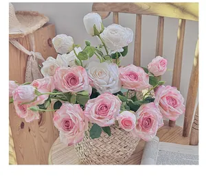 Detalle de rosas de seda estilo pintura al óleo vintage en una pequeña cesta de mimbre