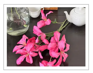 Detailopname van de zijden orchideeblaadjes in olieverfstijl en natuurlijke groene stelen