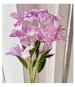 Detailopname van levensecht paars orchideeënboeket in olieverfstijl met groene bladeren