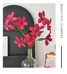 Detail van kunstmatige rode orchideeën met zijden textuur in een glazen vaas voor decor
