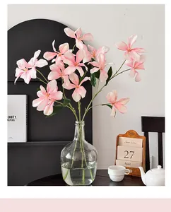 Close-up van roze kunstmatige orchideeën in een glazen vaas voor huisdecoratie