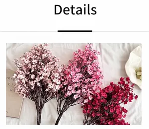 Primer plano de flores de seda artificiales en tonos rosa y rojo vibrantes