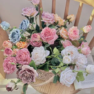 Ramo de rosas de seda vintage en cesta de mimbre para decoración del hogar