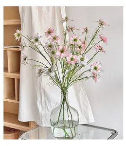 Nahaufnahme von künstlichen Nigella-Blumen in einer Glasvase für die Heimdekoration