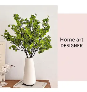 Detalle de flores de seda de paniculata en un jarrón de cerámica blanca decorativo