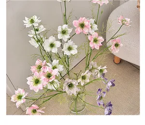 Nahaufnahme von rosa und lila Nigella-Seidenblumen in Glasvase für die Heimdekoration
