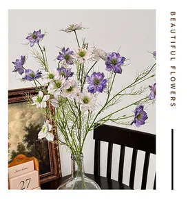 Künstliche Nigella-Blumen im Ölmalerei-Stil in violetter und weißer Farbe in Glasvase