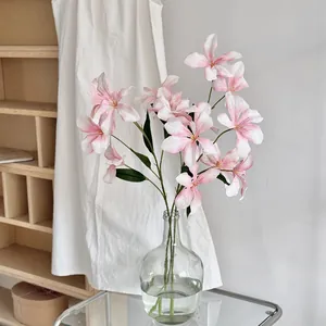 Roze en witte Renanthera orchidee in glazen vaas voor elegante huisdecoratie