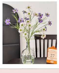 Detail von lila und rosa Nigella damascena Blumen in einer Glasvase für Wohndeko