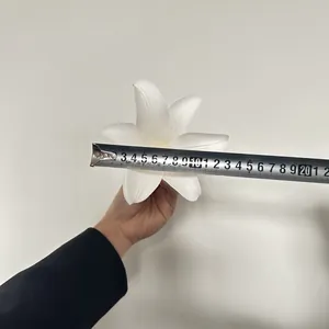 Detailmessung einer 10cm weißen EVA Kunstlilie für die Hochzeitsdekoration im Detail