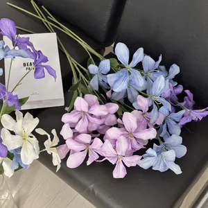 Artistiek kunstmatig vlamorchideeboeket in pastel blauw roze en paars voor decoratie